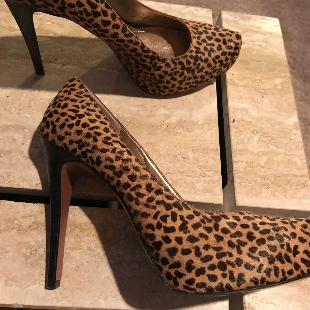 8.5 BCBGeneration Leopard pumps- like New!!